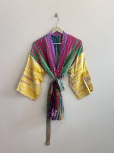 Robe kimono courte en crêpe de soie tie-dye faite à la main et recyclée pour femmes - Product Image 5