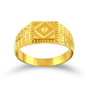 Anillo de moda para hombre, ancho, chapado en oro, con centro cuadrado grabado, de diseño llamativo. - Product Image 1