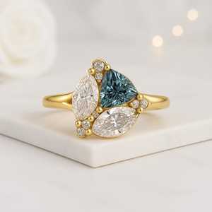 Anillo de Promesa Único con Moissanita Azul Corte Trillón y Marquesa, Plata 925 Original, Estilo Moderno y Brillante, Joyería de Regalo para Ella - Product Image 1