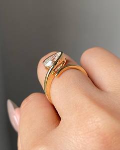 Bague ouverte à deux branches avec diamant de laboratoire en forme de poire de 2 carats, sertissage clos, certifiée IGI - Product Image 2