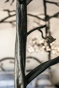 Cama con Dosel de Hierro Inspirada en la Naturaleza, Fabricada a Mano con un Estructural de Ramas Forjadas, Diseño Escultural de Muebles Metálicos para Dormitorio - Product Image 4