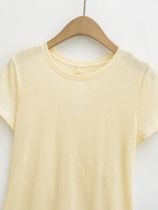 เสื้อยืดผู้หญิงสไตล์มินิมอล สีไอวอรี่อ่อน รุ่นเอสเซนเชียล 2026 ทรงเข้ารูป สีพื้น ผ้าฝ้าย แขนสั้น ลำลอง ใส่สบายสำหรับฤดูร้อน รุ่นเบสิค HD - Product Image 5