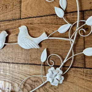 Charmante couronne en métal blanc en forme de cœur avec de doux oiseaux amoureux et des fleurs, décoration murale suspendue style shabby chic pour intérieurs romantiques - Product Image 5