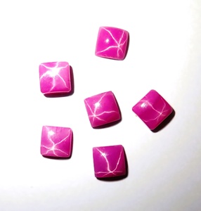 พลอยรูบี้สีแดงทรงสี่เหลี่ยม 5x5 มม. 1.1 กะรัต ผลิตในห้องปฏิบัติการ แบบทึบแสง มุมคม ทรงคาโบชอง พร้อมเอฟเฟกต์ดาว 6 แฉก สำหรับทำเครื่องประดับ - Product Image 1