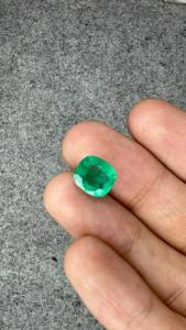 Esmeralda Zambiana Natural de 3.27 Ct, Corte Cojín, Color Verde Intenso, Piedra Preciosa Suelta para Anillo, Colgante, Fabricación de Joyería Fina - Product Image 5