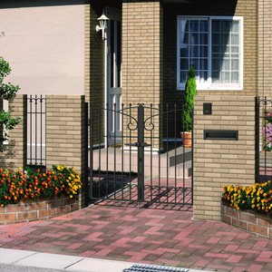 Puerta Doble Abatible de Hierro Forjado Tradicional KHP con Patrones de Enredaderas, Control Manual, Diseño Exterior con Recubrimiento en Polvo - Product Image 5