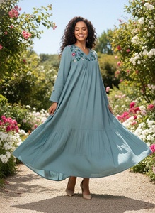 Vestido Largo Maxi Azul Cielo de Algodón con Bordado Floral a Mano, Mangas Largas y Cuello en V para Celebraciones Festivas y Salidas Informales - Product Image 2