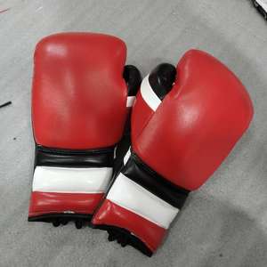 Guantes de Boxeo Personalizados OEM Rojos, Negros y Blancos con Cordones - Guantes de Entrenamiento de Cuero PU Profesional, Agrega tu Nombre a tu Equipo - Product Image 6