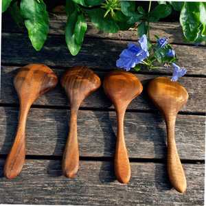 Cuillère de service en bois naturel pour salade, ustensile de cuisine fait main en bois massif, manche long, finition lisse et durable, compatible lave-vaisselle - Product Image 4