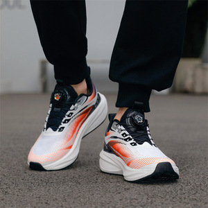 รองเท้าวิ่งผู้ชายแบบไม่มีเชือกผูก หัวเข็มขัดหมุนได้ รุ่นใหม่สำหรับฤดูใบไม้ผลิและฤดูร้อน ผ้าตาข่ายระบายอากาศ พื้นรองเท้านุ่ม ซับแรงกระแทก รองเท้ากีฬาลำลอง - Product Image 1