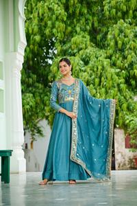 Robes Anarkali de mariage indiennes les plus belles, en soie Vichitra, ornées de paillettes riches, de broderies multi-fils et de broderies Zari. - Product Image 4