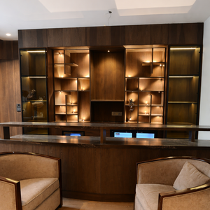 Barra Comercial Premium con Marco de Madera Iluminado, Diseño Contemporáneo Ecológico y Duradero para Interiores Modernos - Product Image 1