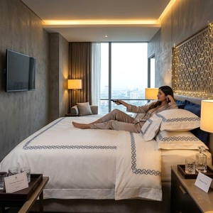Parure de lit élégante brodée avec bordure à motifs, en satin de coton blanc de qualité supérieure, style hôtel de luxe, lavable en machine, pour la maison - Product Image 4