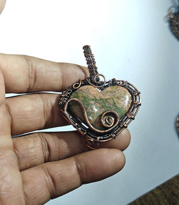 Colgante de Aventurina Verde Chapado en Oro de 18K Hecho a Mano al por Mayor con Envoltura de Alambre de Cobre y Acento de Granate Rojo para Compromiso, Boda o Fiesta - Product Image 3