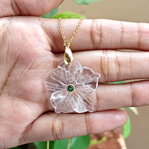Collier pendentif fleur en cristal de quartz sculpté à la main, plaqué or 18 carats avec accent émeraude CZ, bijoux créatifs en gros, collier tendance - Product Image 4