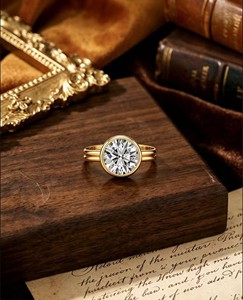 Anillo de Aniversario con Bisel de Moissanita, Clásico, en Oro Amarillo Vermeil, Corte Brillante Redondo, Solitario, Anillo de Boda con Doble Banda - Product Image 5