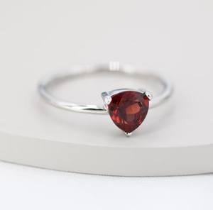 Bague en grenat véritable en argent sterling, grenat rouge naturel taille trillon, bagues empilables - Product Image 2