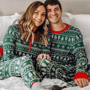 Maßgefertigte OEM ODM Weiche Polyester Familien-Frühlings-Weihnachtspyjamas Grüner Fair Isle Baum Schneeflocken-Druck Langarm-Loungewear-Set - Product Image 2