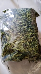 ใบมะกรูดแห้งพร้อมกลิ่นหอมสดชื่นของผลไม้ตระกูลส้ม สำหรับสูตรอาหารเอเชียและการทำอาหารระดับกูร์เมต์ - Product Image 3