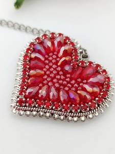 Pendentif cœur brodé et perlé : Breloque porte-clés rouge - Product Image 5