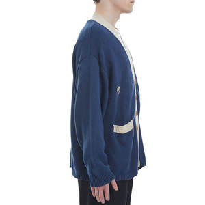 Cardigan en tricot bleu pour homme à col en V avec bordure beige et boutons en bois, style automne, couleur unie, manches longues - Product Image 2