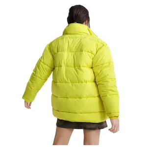 Veste d'hiver courte pour femme, imperméable, à capuche, avec fermeture éclair, rembourrée en coton, style décontracté, logo personnalisé OEM brillant - Product Image 2
