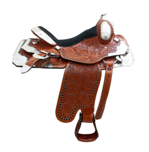 Silla de montar western de cuero marrón para carreras de barriles, con conchos cuadrados de metal tallados a mano con motivos florales y estampado plateado, y asiento de gamuza negra. - Product Image 1