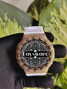 Montre de Luxe Unisexe Hip Hop avec Lunette Crâne Sertie de Moissanite VVS, Boîtier Doré, Bracelet en Caoutchouc Blanc et Cadran Blanc - Product Image 5