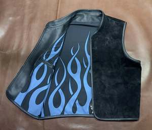 Chaleco de cuero para motocicleta con un exterior negro llamativo y un forro con estampado de llamas azules. - Product Image 2