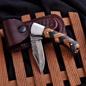 Couteau de chasse en acier damas à lame pointue avec manche en bois et étui en cuir - Product Image 5