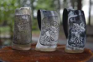 Ensemble de 3 mugs à bière élégants en corne de buffle vintage avec gravure et poignée, pour le camping, par UO INDIA - Product Image 5