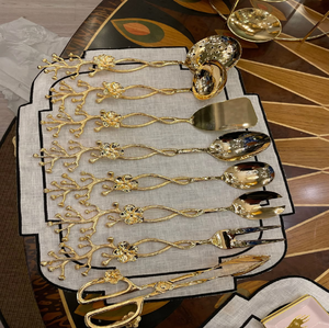 Elegante juego de cubiertos dorados con asas intrincadas en forma de rama y detalles florales, realmente perfecto, disponible al por mayor. - Product Image 1