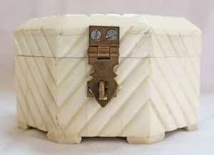 Boîte à bijoux artisanale en os incrusté avec un design sculpté traditionnel – Cadeau de luxe pour mariage et Diwali - Product Image 5