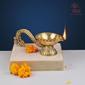 Lampe à huile traditionnelle en laiton, duo, avec motif artistique au dos, support multi-diya pour salle de prière, décoration de temple et utilisation festive - Product Image 1