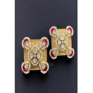 Pendientes geométricos chapados en oro de calidad premium con cristales de imitación y perlas para mujeres, ideales para bodas. - Product Image 1