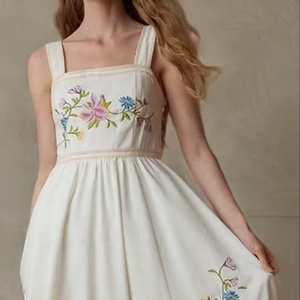 Robe maxi florale bohème chic brodée pour femmes - Robe en coton et lin blanc brodée à la main artisanale - Product Image 1