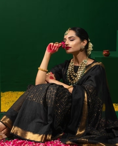 Sari KV Golden Noir con Cuadros y Rayas Zari con Blusa Sin Coser - Product Image 3