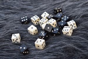 Corne polie artisanale et écologique |   Art moderne et objets de collection, jeux de table et décoration noir et blanc par PERFECT ENTERPRISES - Product Image 2