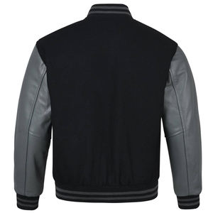 Chaqueta estilo universitario negra para hombre con mangas de cuero en contraste, forro acolchado, ribete a rayas, moda urbana. - Product Image 3