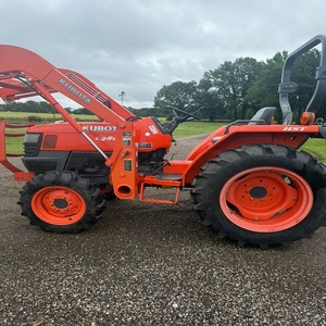 Tracteur compact Kubota L2800 4x4, machine agricole polyvalente pour travaux agricoles. - Product Image 4
