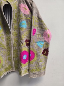Chaqueta Bomber de Terciopelo Premium Suzani para Mujer, Bordado Floral Multicolor, Diseño Bohemio Étnico, Invierno, Multi-estación, Venta al por Mayor - Product Image 5