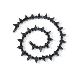 Collar de Moissanita S925 con Baño de Rodio Negro, Diseño Piramidal, Estilo Punk Unisex, Cadena de Corte Triangular - Product Image 1