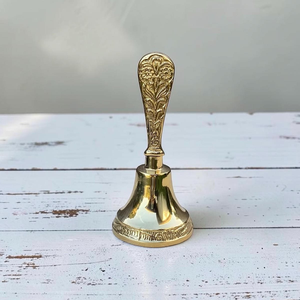 Cloche à main traditionnelle en laiton avec un fini en forme de croix religieuse sur le dessus, disponible à prix de gros. - Product Image 4