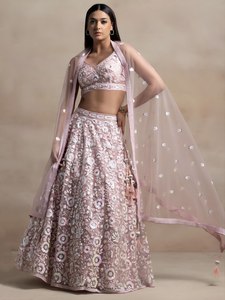 Robe de demoiselle d'honneur longue rose brodée florale, style A-line, dos nu, Lehenga Choli, tenue de mariage traditionnelle pour femme - Product Image 2