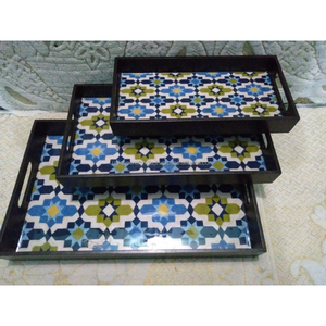 Ensemble de plateaux de service en bois de manguier faits à la main, design floral émaillé rayé noir et blanc, plateaux de service décoratifs en bois avec poignées - Product Image 6