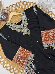 Robe Anarkali noire en soie brodée pour femmes, pour mariage et soirées, collection Eid - Product Image 4