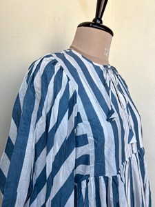 Robe midi en coton à imprimé rayé bleu bohème pour femmes, col noué, manches bouffantes, robe décontractée ample pour l'été - Product Image 4