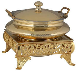 Plato de latón pulido dorado para servir alimentos con diseño único y mango de madera perfecto para vajilla de boda y frotamiento de alimentos - Product Image 6