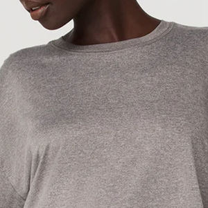 T-shirt femme col rond, design classique, mélange de coton doux, coupe ample, idéal pour l'été, couleur unie, avec logo. - Product Image 2