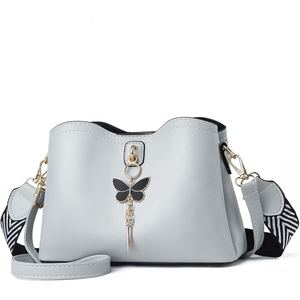 Mochila de Cuero Vacuno Estampado en Relieve de 80g, Patrón Blanco y Negro, Material de Pelo Animal, Accesorio de Moda - Product Image 3